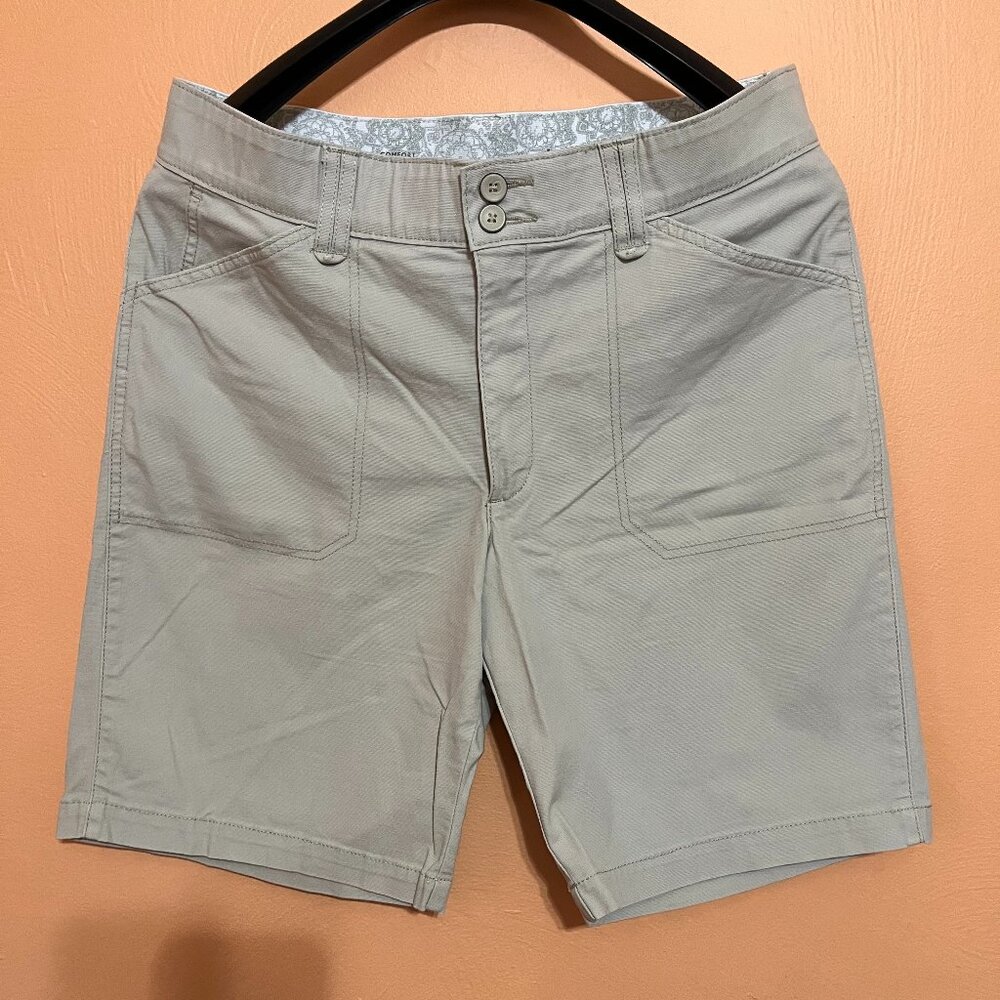 Lee Womans Shorts. Comfort Waist Band. 14 Medium. Light Khaki.  NEW.